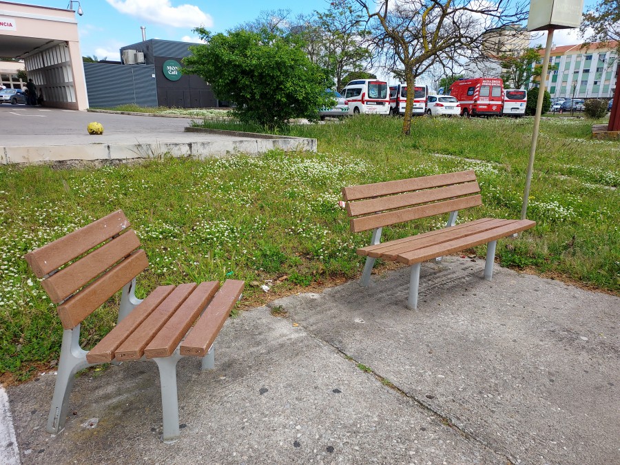 Hospital de Nossa Senhora do Rosário – Barreiro Mobiliário exterior foi totalmente substituído . Foi feito com 1.210 kg de plástico reciclado