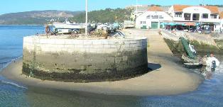 Setúbal -Intervenção na Doca do Clube Naval Setubalense Remoção das areias que haviam assoreado aquela área . Rampa operacional para embarcações