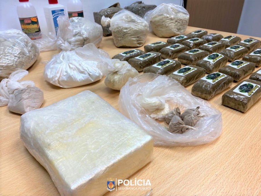 Divisão Policial do Barreiro- Esquadra do Montijo Apreensão de 10.501 doses individuais de entre haxixe, cocaína e heroína