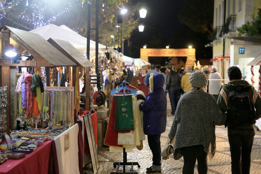 Setúbal - Pai Natal «aterrou» na Praça de Bocage Acenou e fez mexer o imaginário de miúdos e graúdos