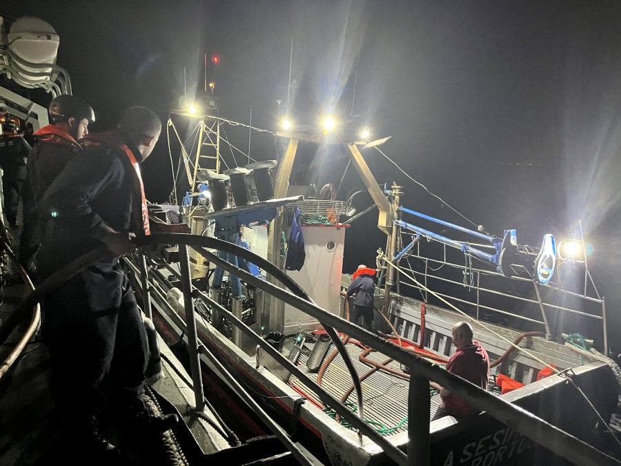 Navio da Marinha auxilia embarcação de pesca Em dificuldades com 13 pessoas a bordo ao largo de Sesimbra