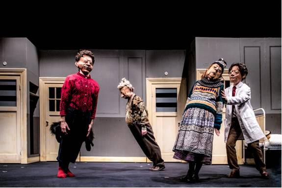 Palco Grande da Escola D. António da Costa em Almada Apresenta um espectáculo de marionetas humanas