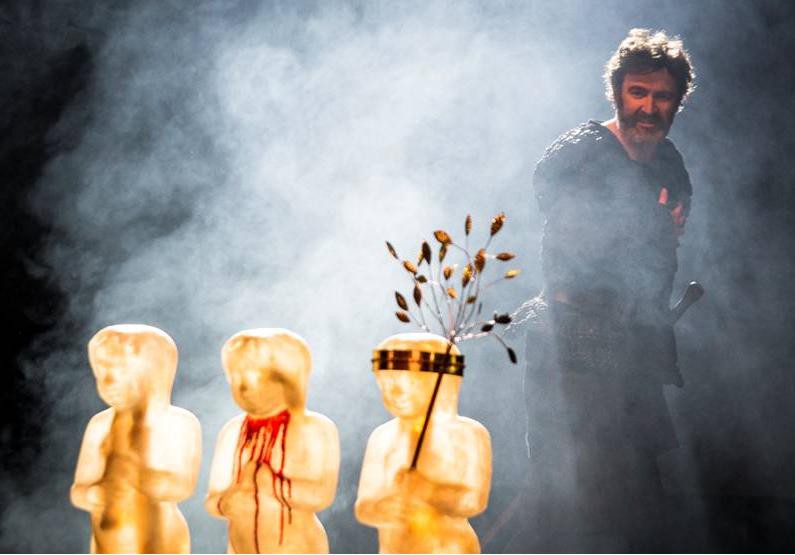 Macbeth de William Shakespeare com encenação de Nuno Carinhas em Almada TNSJ traz peça maldita de Shakespeare ao TMJB