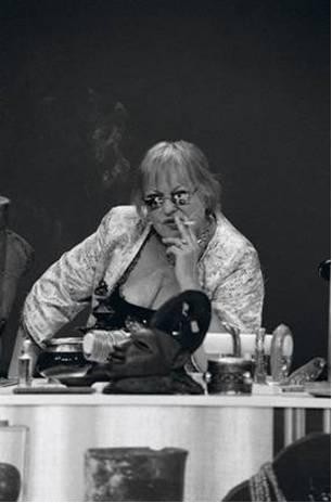 Viviane De Muynck sobe ao Palco Grande da Escola D. António da Costa em Almada Estreou em 2004 no Festival d’Avignon e viajou por mais de 100 cidades em todo o Mundo.