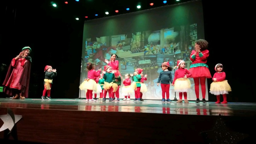 Moita - No Fórum Cultural José Manuel Figueiredo A família CRIBB comemorou a sua festa de Natal . Com mais de trezentas pessoas