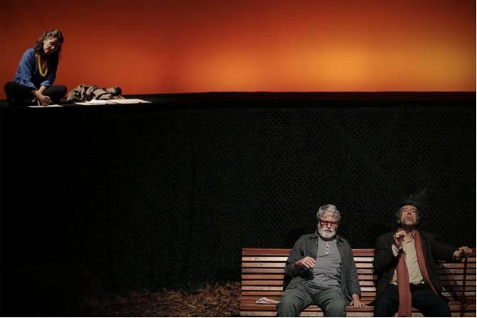 A Comuna – Teatro de Pesquisa no TMJB em Almada Os bancos de jardim são paragens tentadoras para idosos solitários