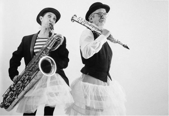 Cabaret de Karl Valentin estreia em Almada Um coro de onze actores/cantores