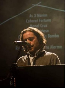 Almada - Projecto alarme em café-concerto no TMJB Espectáculo Canções de Pontaria