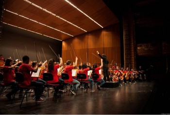 Almada - Orquestra Gulbenkian com Orquestra Geração Um concerto no Teatro Municipal Joaquim Benite