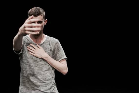 Almada - Miguel Santos em Um solo para a sociedade Dança contemporânea no TMJB