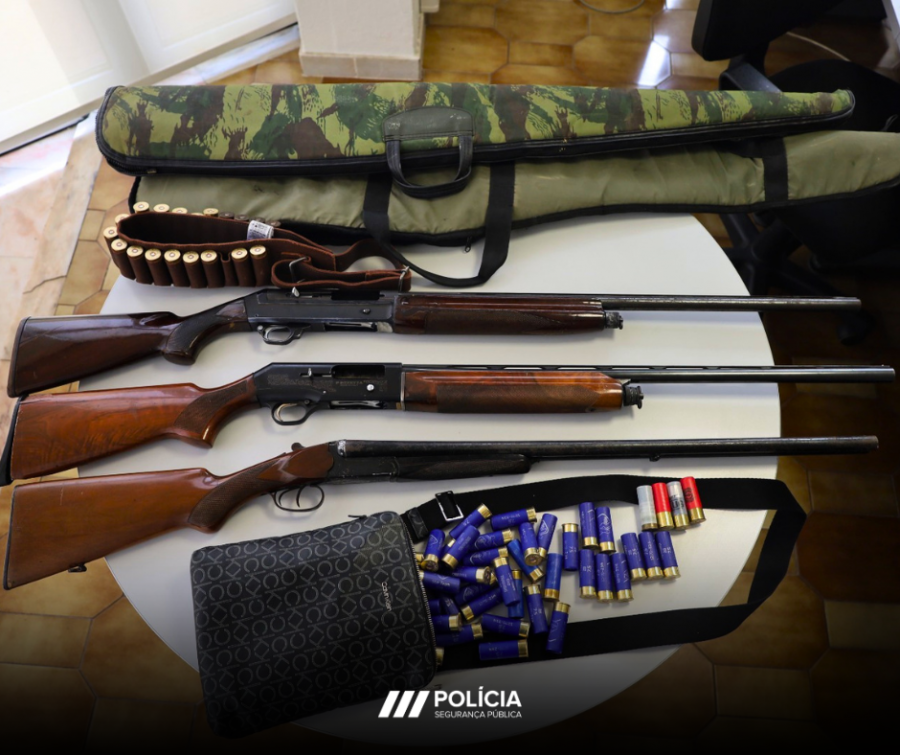 Almada - No Laranjeiro a PSP apreende três armas de fogo Após ocorrência com disparos e violência doméstica.