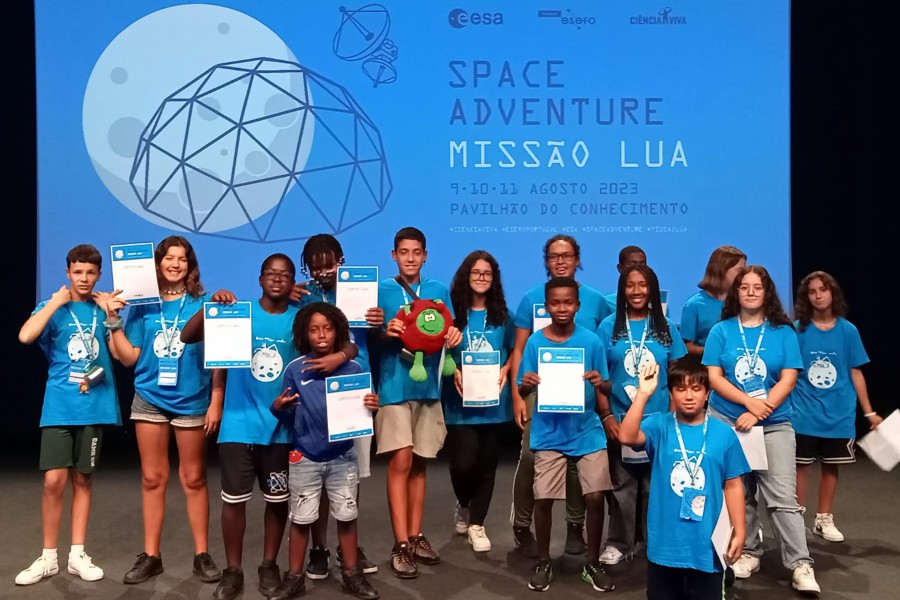 SETÚBAL - Programa municipal Nosso Bairro, Nossa Cidade Jovens dos bairros setubalenses numa experiência pedagógica sobre exploração espacial.
