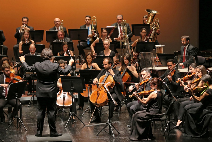 No Fórum Municipal Luísa Todi em Setúbal Concerto conjunto da Orquestra Metropolitana de Lisboa e do Coro Sinfónico Cantat.