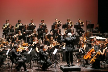 Duas centenas e meia de pessoas aplaudiram em Setúbal Orquestra Académica Metropolitana num concerto sinfónico