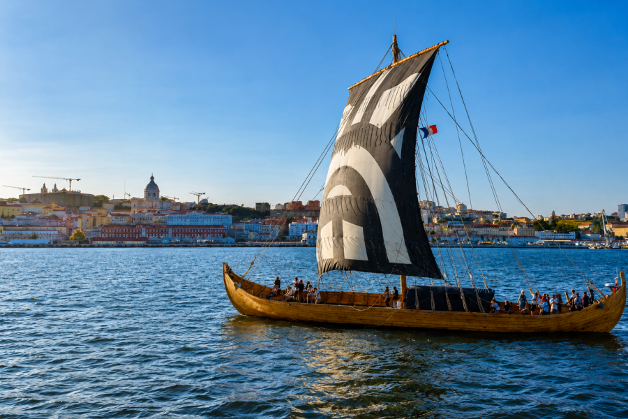 Barco Viking em Lisboa O Tejo pareceu reencontrar uma imagem perdida na História.