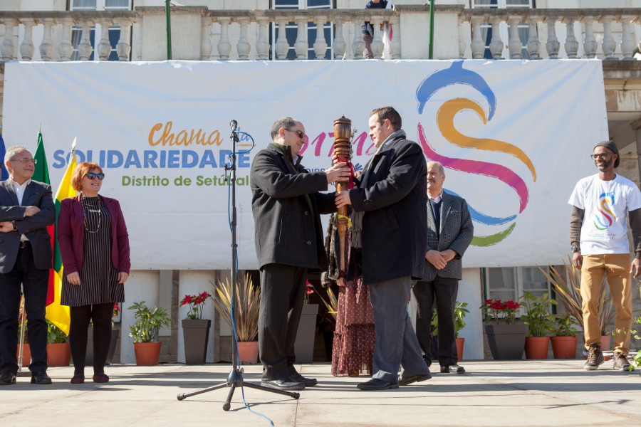 Chama da Solidariedade no Distrito de Setúbal chegou hoje à Moita Rui Garcia recebeu das mãos do presidente da Câmara do Barreiro