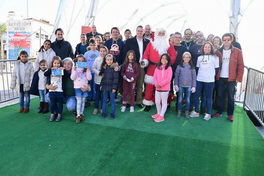 Barreiro - Pista de Gelo situada no Parque da Cidade Atraiu mais de mil pessoas este fim de semana . Angariados mais de 5 mil euros para IPSS’s