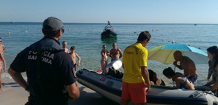 Polícia Marítima presta auxílio a duas pessoas nas praias de Setúbal Banhistas acidentados transportados para o Hospital de São Bernardo.