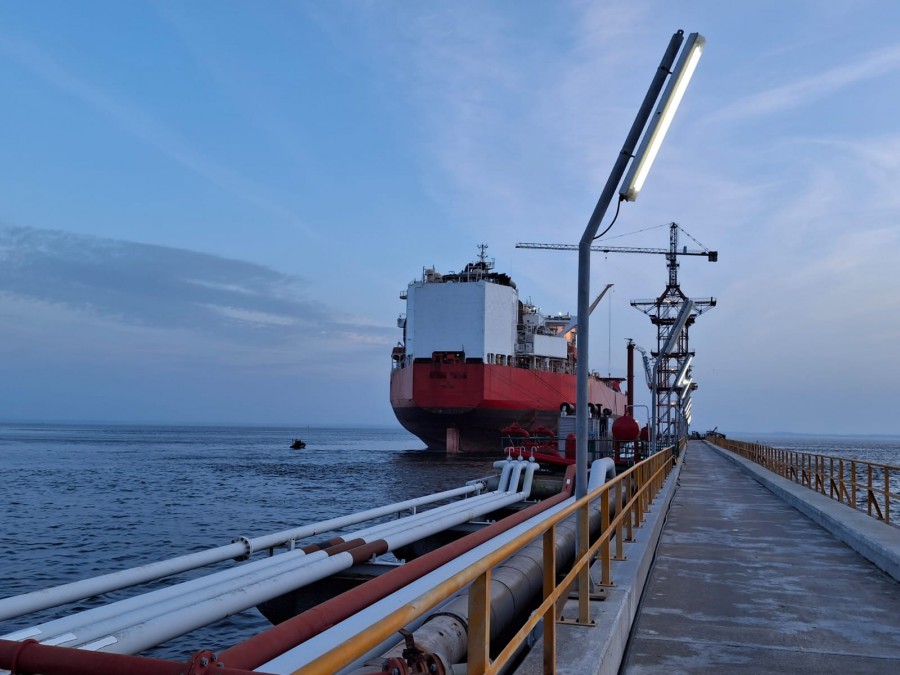 Polícia Marítima contém foco de poluição no porto de Setúbal Rotura nos tubos durante a bombagem de águas oleosas de um navio mercante