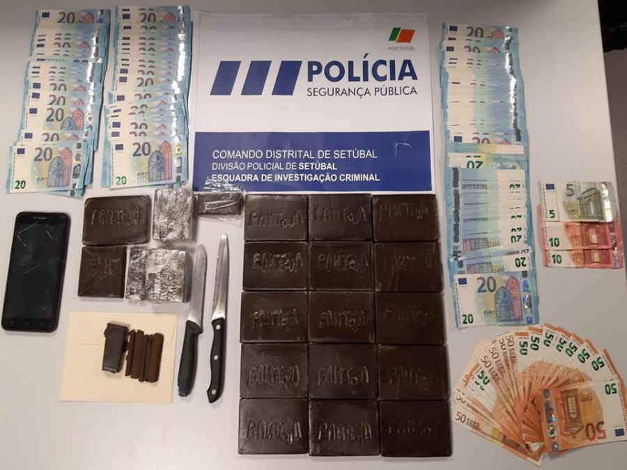 Na cidade de Setúbal uma investigação de tráfico de estupefacientes Resultou a detenção de 2 homens e uma mulher Apreendidas 3948 doses de Haxixe