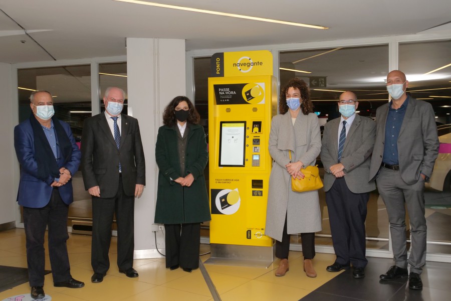 Instalado no piso -1 do Centro Comercial Alegro em Setúbal. Ponto Navegante : emissão do cartão em modo self-service