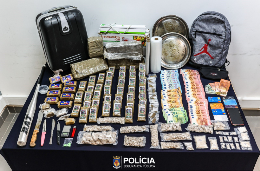 BARREIRO - Na zona da Recosta PSP acredita ter dado rude golpe na rede criminosa . 4 Detidos por tráfico de droga