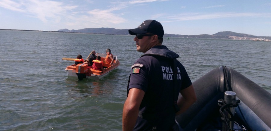 Polícia Marítima de Setúbal reboca embarcação à deriva para terra A presença a bordo de três adultos e duas crianças