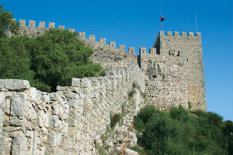 Sesimbra - Requalificação do Castelo já está no terreno Durante as intervenções manter-se-á aberto ao público