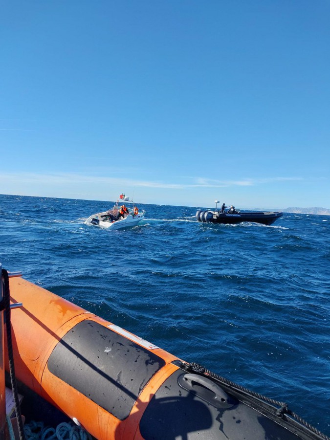Alcácer do Sal - Resgatadas quatro pessoas ao largo da Comporta Polícia Marítima de Setúbal tomou conta da ocorrência.