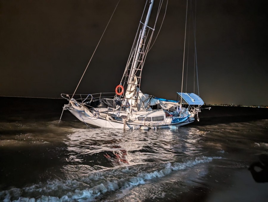 Junto à Ponta dos Corvos no Seixal. Resgatado tripulante de veleiro em dificuldades