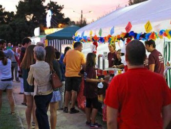 Setúbal - Banda Cruzados do Barreiro nas Festas de S. Lourenço Tradicionais tasquinhas e divertimentos . Concurso «A melhor torta de Azeitão»