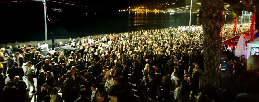 Sesimbra- Trinta mergulhadores fizeram a habitual coreografia com luzes Milhares de pessoas voltaram a receber o novo ano na praia e na marginal