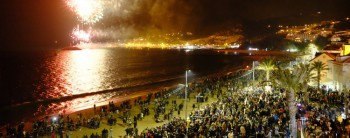 Ao som do Hino à Vida 2017 recebido em Sesimbra Milhares de pessoas na marginal festejaram a entrada no novo ano
