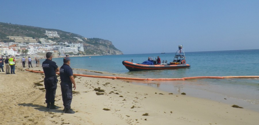 Foco de poluição na praia do Ouro em Sesimbra Tudo leva a crer que se tenha tratado duma situação de lavagem de tanques de combustível