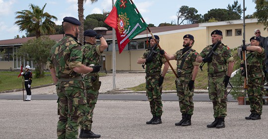 Fuzileiros recebem estandarte para nova missão na Lituânia Força reforçada por uma componente de mergulhadores