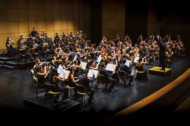 No Auditório Municipal do Fórum Cultural do Seixal Orquestra Metropolitana de Lisboa dá Concerto de Ano Novo . Dia 9 de janeiro