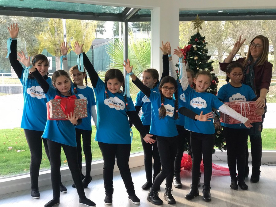 Classe TALENTOS INICIAÇÃO da Escola de Arte-Musical CCR Alto do Moinho - Seixal Apresenta original dedicado à época natalícia «PORQUE É NATAL»