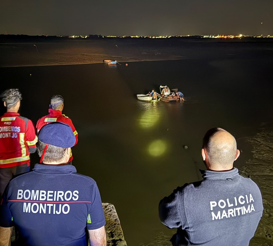 Na zona do Alto do Seixalinho no Montijo Após embarcação de recreio ter encalhado quatro pessoas resgatas