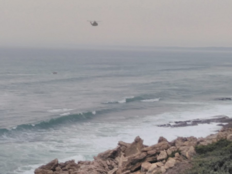 Na zona da praia da Areia do Mastro em Sesimbra Buscas por pescador desaparecido