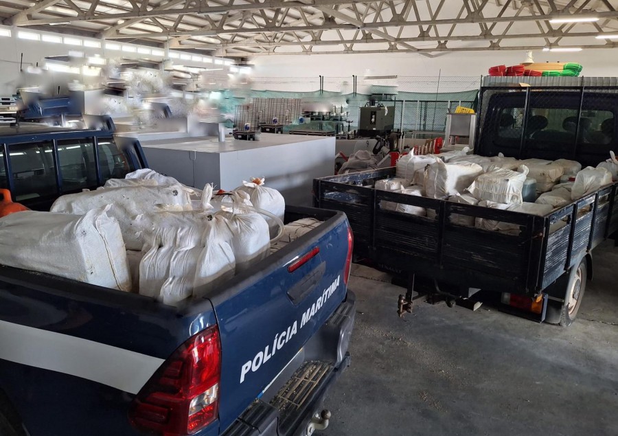 Polícia Marítima de Setúbal e de Sines Apreende 2,1 toneladas de cocaína no litoral alentejano