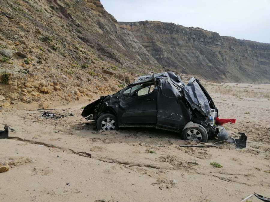 Na praia da Vigia em Sintra Viatura cai de uma ravina com mais de 100 metros