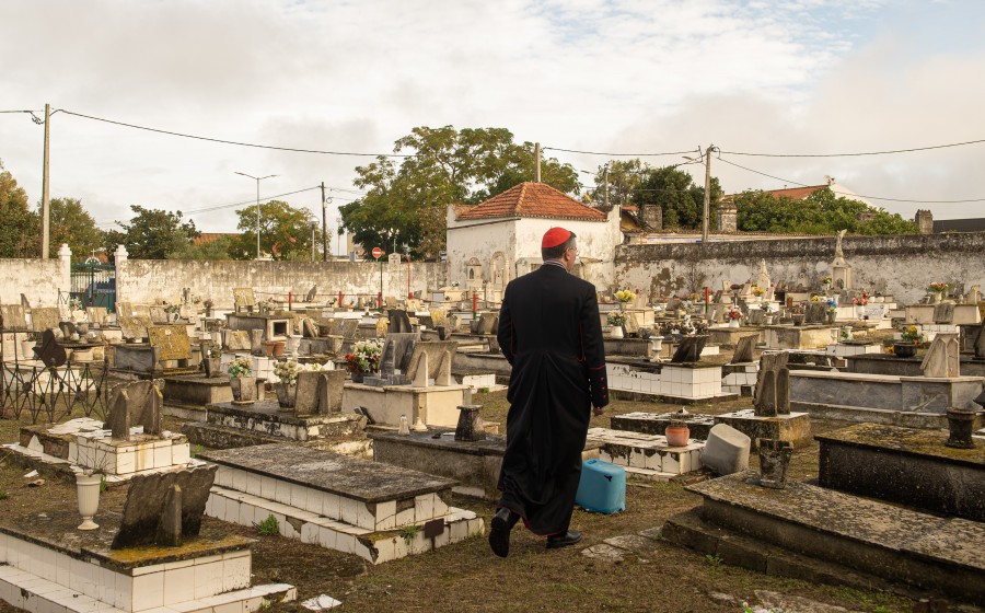 Moita - Profanação de sepulturas no cemitério de Alhos Vedros Um ato desta gravidade atinge a dignidade intrínseca da pessoa humana - afirma Bispo de Setúbal.