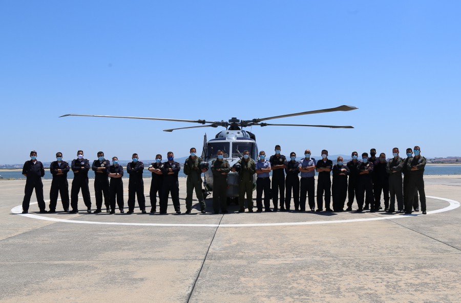 No Montijo Helicóptero modernizado da Marinha realiza voo final do aprontamento