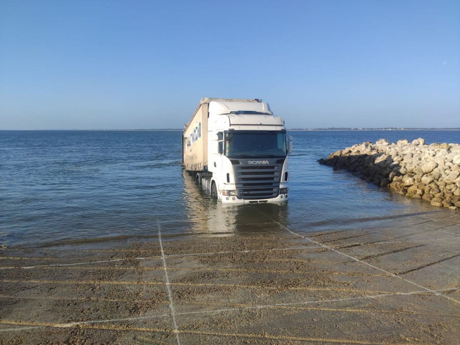 Junto à Rampa das Baleias em Setúbal Detetado camião dentro de água