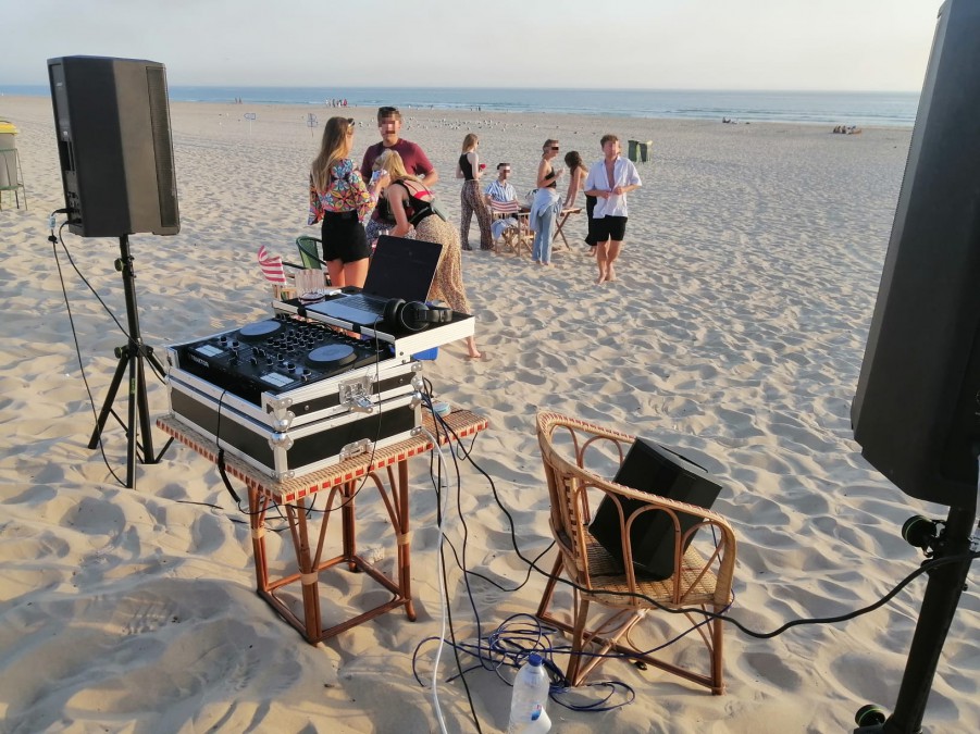 Na praia da Saúde na Costa da Caparica - Almada Polícia Marítima interrompe festa com cerca de 30 pessoas