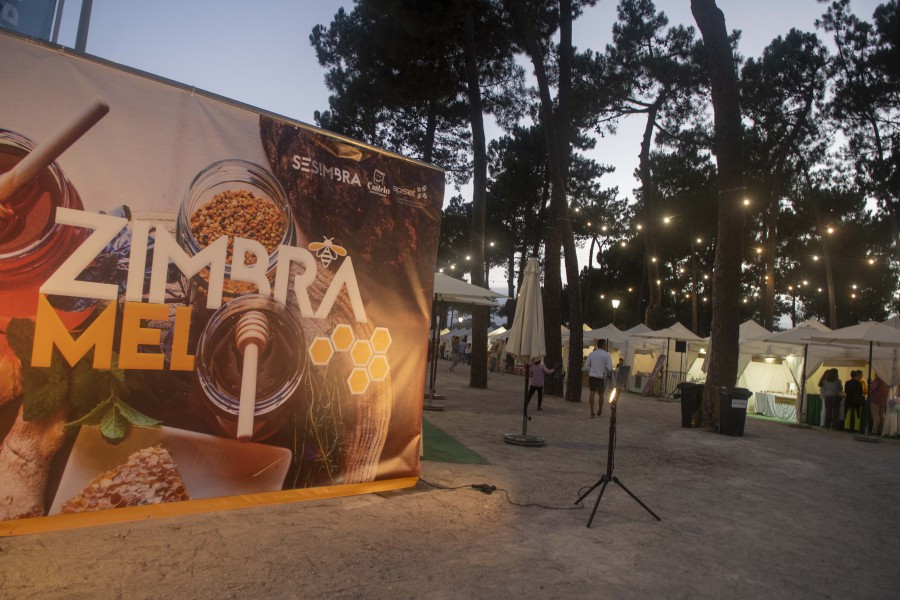 SESIMBRA - No Parque Augusto Pólvora, Maçã ZIMBRAMEL - Feira do Mel da Península de Setúbal . De 25 a 27 de agosto